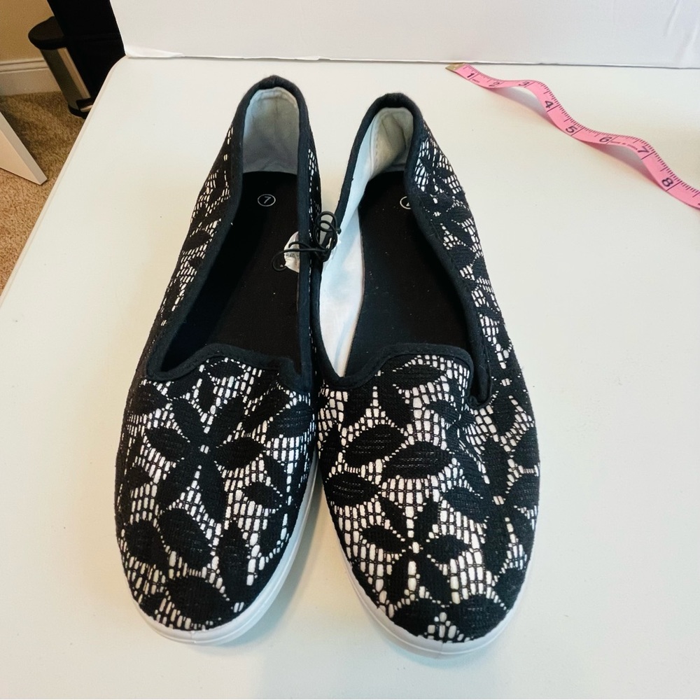 Shoes- Flats With Design.  ($3 with $10 purchase)